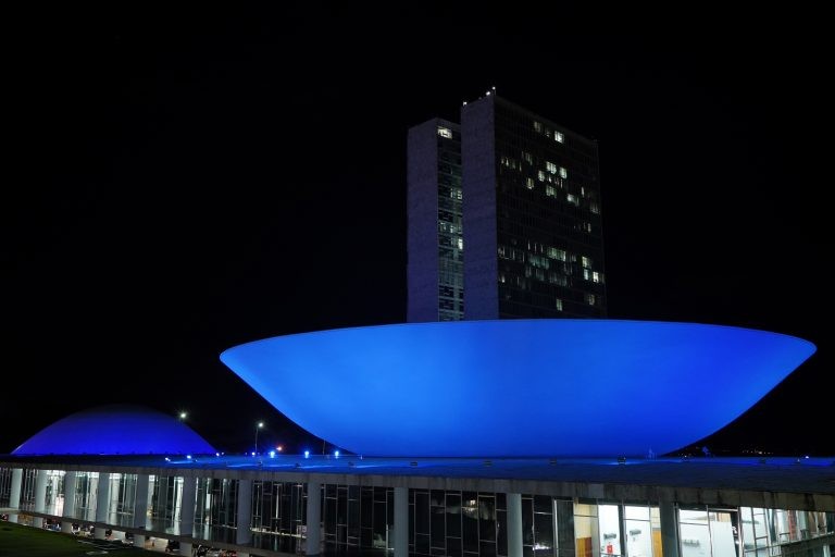 Congresso iluminado em 2021 durante campanha pelo Dia Mundial da Audição - (Foto: Pablo Valadares/Câmara dos Deputados)