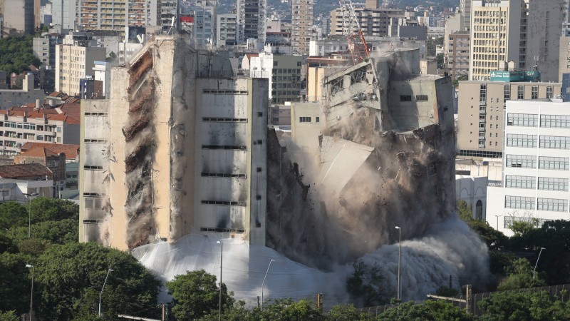 Como planejado, pontualmente às 9h foi acionando o comando que detonou carga de 200 quilos de explosivos - Foto: Itamar Aguiar / Palácio Piratini