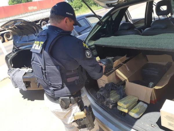 Tijolos de maconha eram transportados em um automóvel abordado no início da tarde desta terça-feira (03), na BR 386 (Foto: Divulgação/PRF)