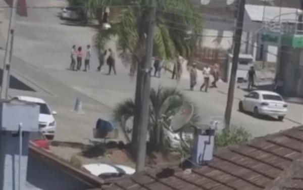 Criminosos fizeram cordão humano durante assalto a dois bancos em Ibarama — Foto: Arquivo Pessoal