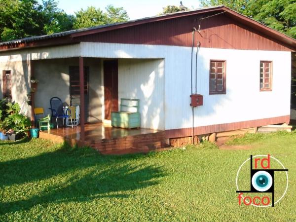 Rastros de sangue puderam ser avistados tanto no interior como na parte externa da casa - Foto: RD Foco