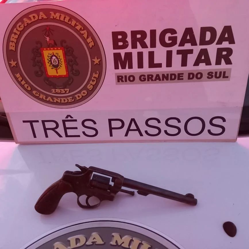 Revólver calibre 32 apreendido durante abordagem de veículo na BR 468 (Foto: Divulgação | BM)