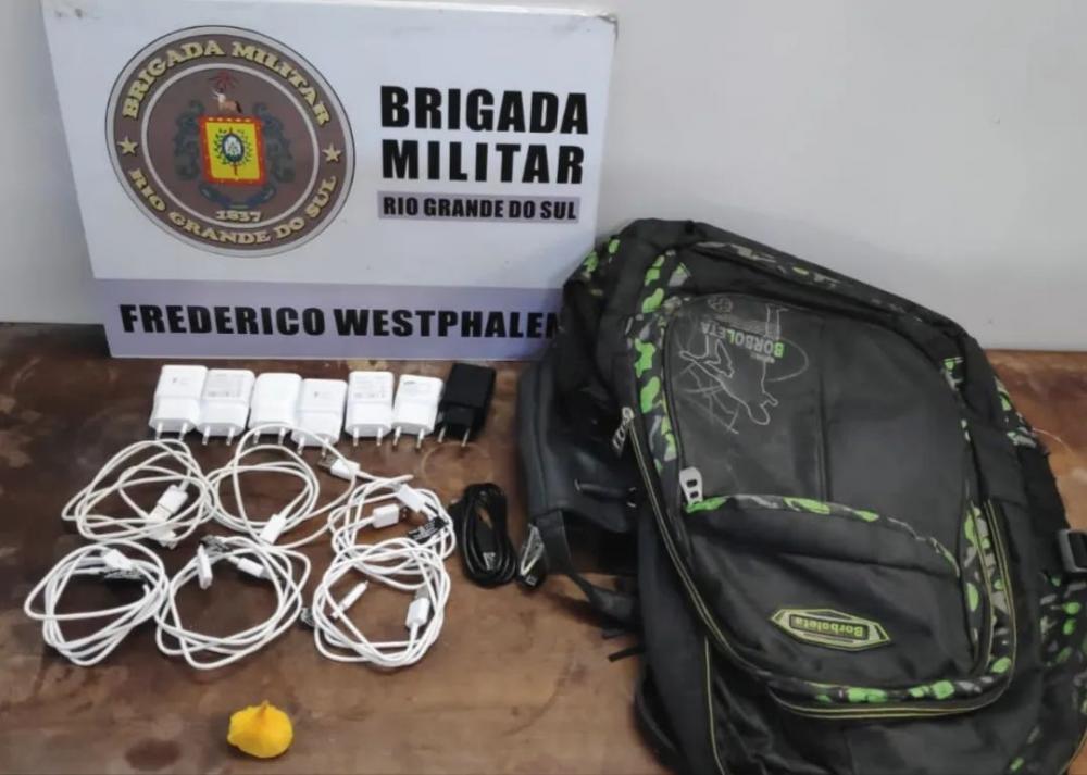 Dupla tentou arremessar o entorpecente e outros materiais para dentro do Presídio Estadual de Frederico Westphalen (Foto: Divulgação | BM)
