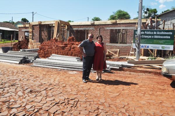 Prefeito e primeira-dama conferindo uma das obras em andamento no município (Foto: Jonas Martins)