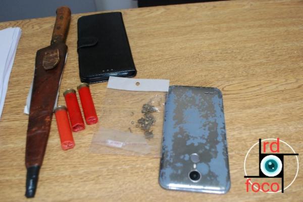 Foram apreendidos uma faca, 2 celulares, 3 cartuchos de espingarda calibre 28 e porcões de maconha - Foto: RD Foco