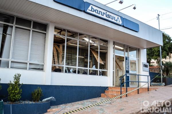 O interior da agência do Banrisul ficou destruído após a explosão ocorrida na madrugada de hoje. (Foto: Divulgação/O Alto Uruguai)