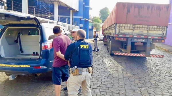 Homem, de 30 anos e morador de Tenente Portela, foi preso e encaminhado para registro do flagrante na Polícia Federal (Foto: Divulgação/PRF) 