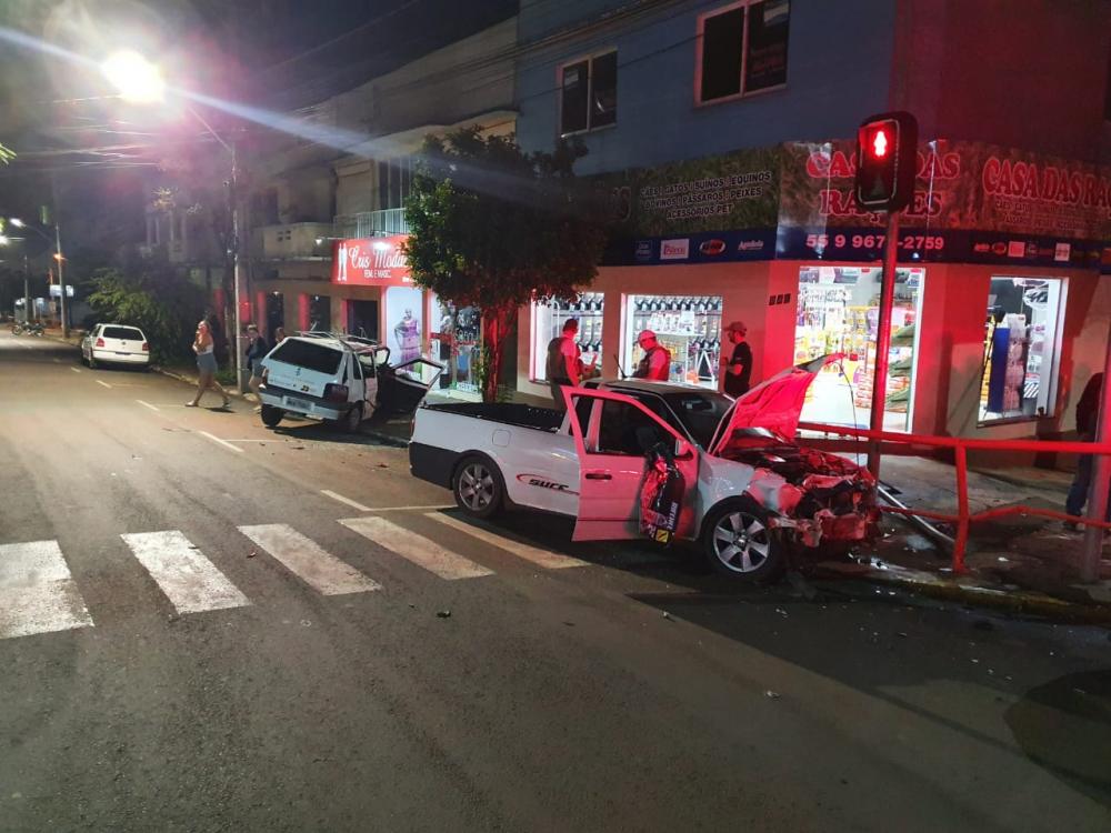 Colisão entre a VW Saveiro e o Fiat Uno aconteceu no começo da madrugada do sábado (12/3) (Foto: Reprodução | WhatsApp)
