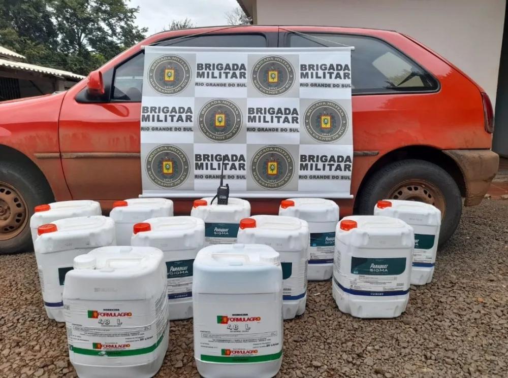 Foram apreendidos 11 galões de 20 litros cada, de agrotóxicos de origem estrangeira (Foto: Divulgação | BM)