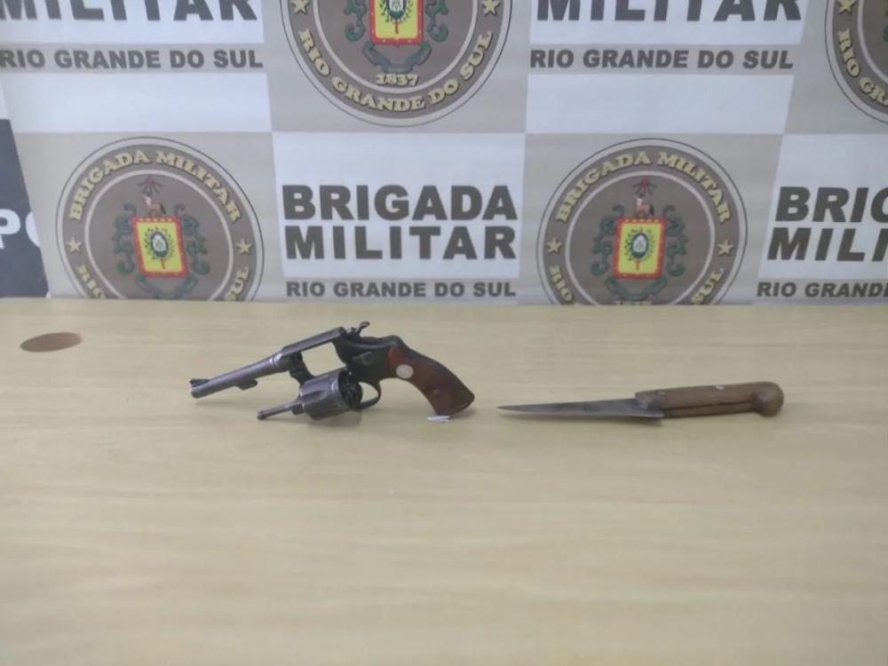 Revólver calibre 32 e a faca que foram apreendidos na terça-feira (15/3) (Foto: Divulgação | BM)