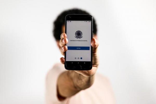 Documento pode ser acessado via aplicativo, no celular Marco Favero / Agencia RBS
