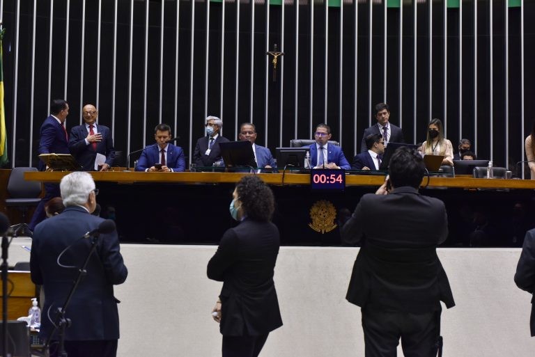 Parlamentares reunidos em sessão do Congresso Nacional - (Foto: Zeca Ribeiro/Câmara dos Deputados)