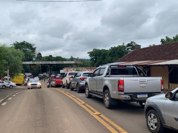 Uma longa fila já é registrada desde as primeiras horas desta terça-feira - Foto: Divulgação WhatsApp
