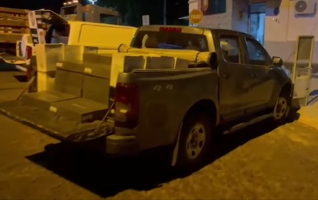 No local, foram encontrados cerca de 670 caixas de vinhos, 450 caixas de desodorantes, 400 litros de gasolina e um galão de agrotóxico (Foto: Divulgação | PC)
