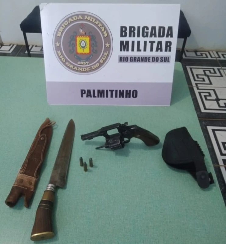 Na revista veicular, os policiais militares encontraram um revólver calibre 32, três munições intactas e uma faca (Foto: Divulgação | BM)