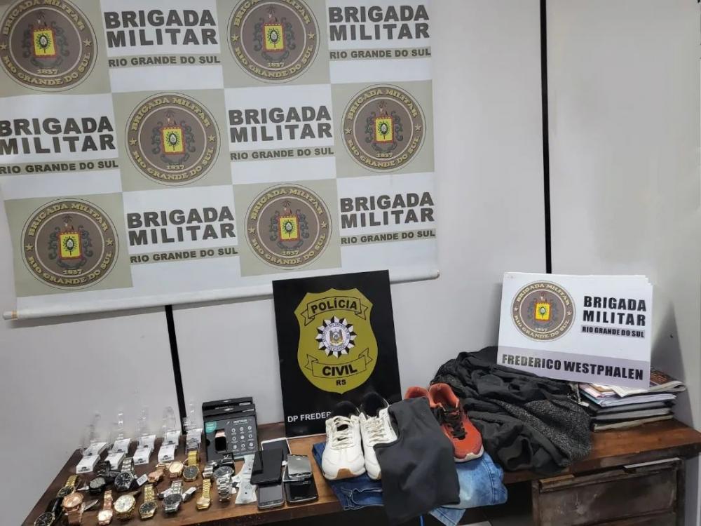 Foram recuperados 17 relógios que haviam sido subtraídos da ótica na madrugada da sexta-feira (18/3) (Foto: Divulgação | BM)