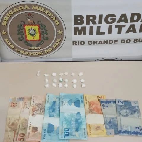 Policiais militares apreenderam 19 buchas de cocaína, além de dinheiro em espécie (Foto: Divulgação | BM)
