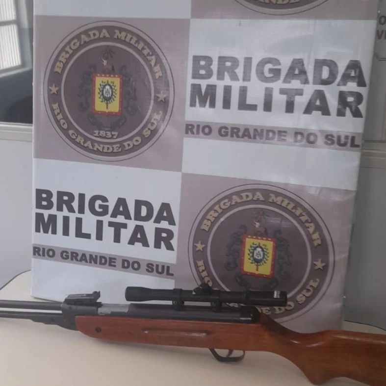 Espingarda calibre 22 e a luneta que foram apreendidas (Foto: Divulgação | BM)
