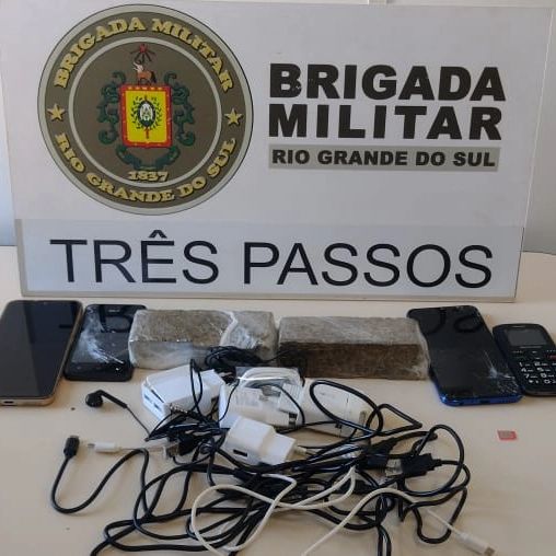 Foram apreendidas 370 gramas de maconha, quatro telefones celulares, além de carregadores para os aparelhos (Foto: Divulgação | BM)