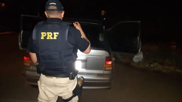 Ocupantes do GM Kadett foram presos pela Brigada Militar de Sarandi na madrugada desta quinta-feira (19) (Foto: Divulgação/PRF)