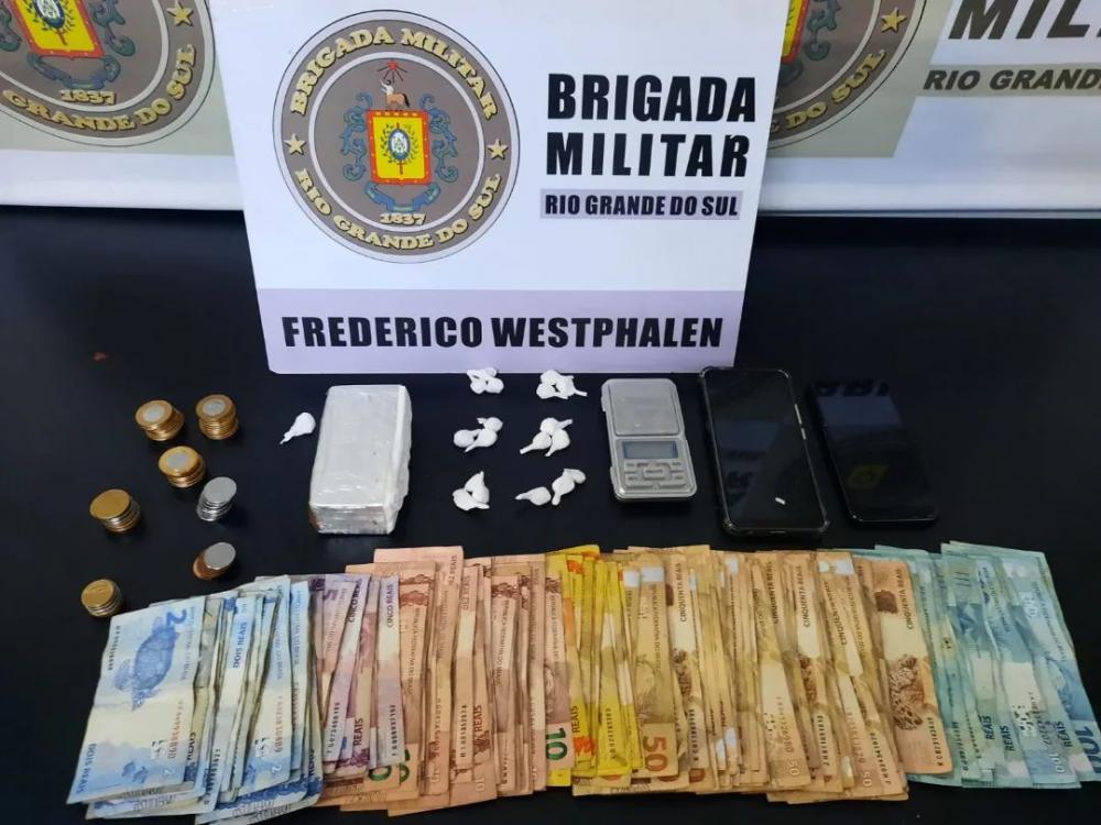 Entorpecentes e dinheiro, além de outros objetos apreendidos pelos policiais militares (Foto: Divulgação | BM)