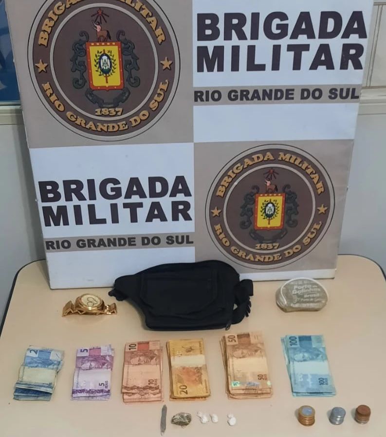 Na ação, os policiais militares apreenderam drogas, dinheiro e outros objetos (Foto: Divulgação | BM)