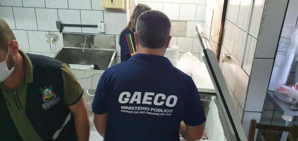 Ao todo, 450 quilos de alimentos impróprios para o consumo foram apreendidos e inutilizados (Foto: Divulgação | MP-RS)
