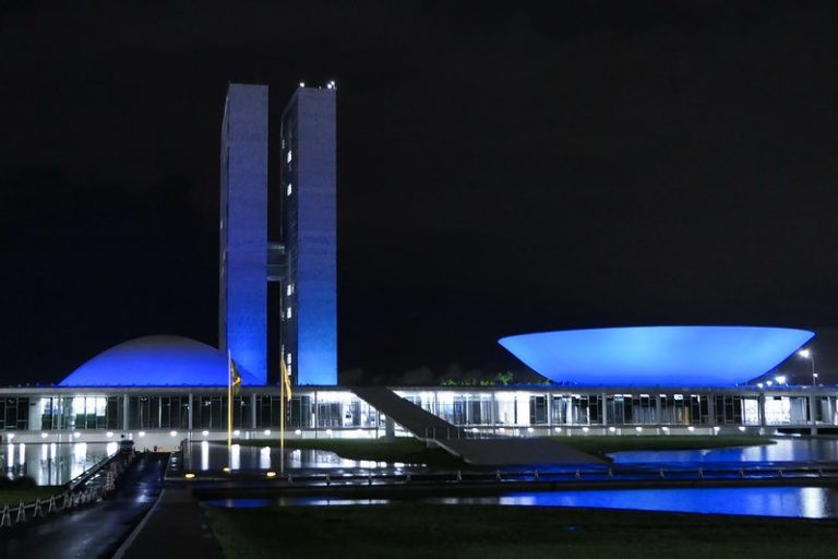 Iluminação especial de monumentos faz parte de campanha de conscientização - (Foto: Roque de Sá/Agência Senado)