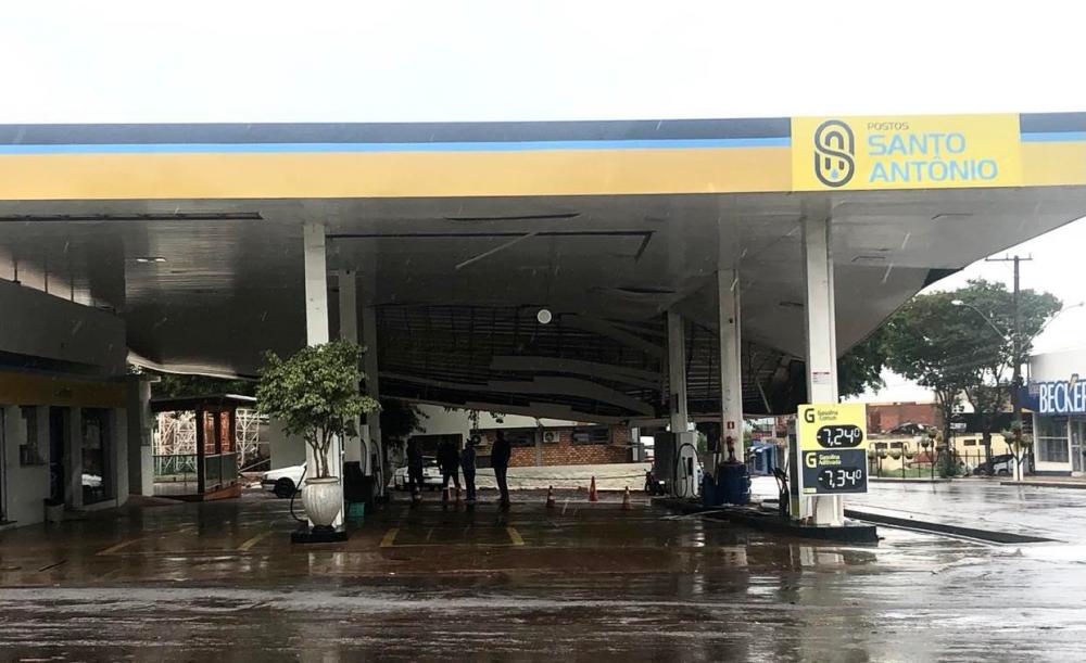 Posto de combustíveis teve a estrutura danificada durante o temporal da madrugada da quinta-feira (24/3) (Foto: Diones Roberto Becker)