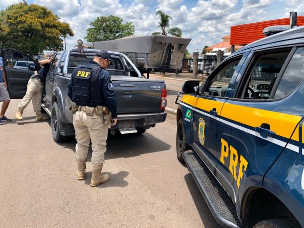 Na placa dianteira os policiai encontraram uma pena de galinha, interferindo na visibilidade da placa - Foto: PRF