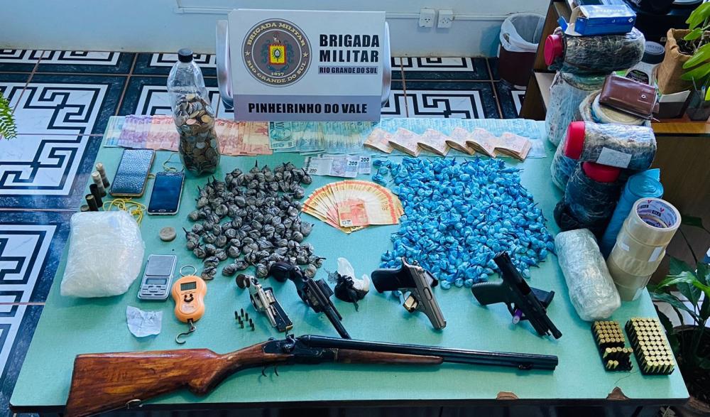 Buchas de cocaína, armas de fogo, dinheiro e outros materiais apreendidos em Pinheirinho do Vale (Foto: Divulgação | BM)