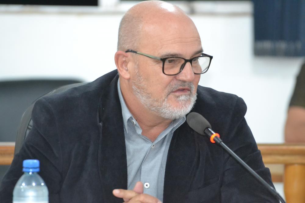 Luiz Flávio Rangel disse que moradores do bairro Engenho Velho esperam explicações sobre a reforma da quadra esportiva (Foto: Diones Roberto Becker)