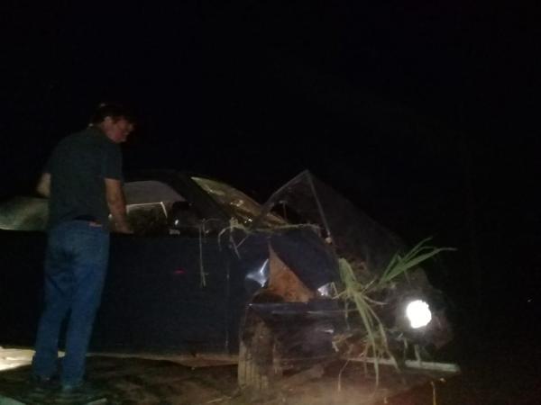Veículo colidiu contra uma pedra às margens da rodovia - Foto: TP News