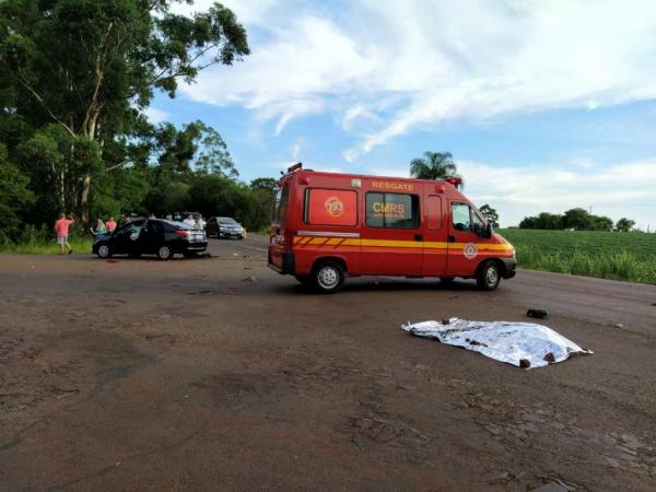 Condutor da motocicleta morreu na hora - (Fotos: Rafael Petry e Vinicius Araujo/Rádio Alto Uruguai