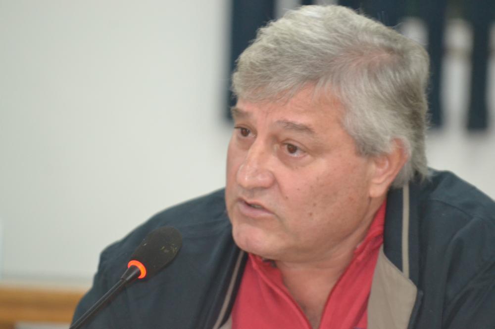Paulo Hermel ainda reclamou do lixo que é deixado na Avenida Presidente Vargas, especialmente nos finais de semana (Foto: Diones Roberto Becker)
