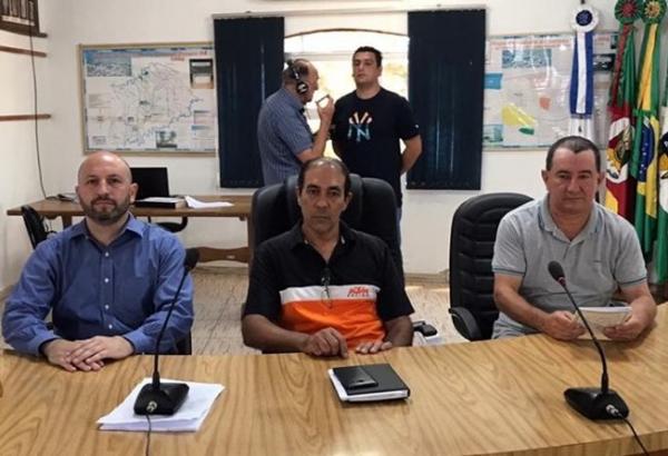 Nova mesa diretora: Tito Lívio Najar Porto (MDB), Egmar Lima de Ávila (PR) e João Francisco Marques Brasil (PDT) (Foto: Mateus Gomes)