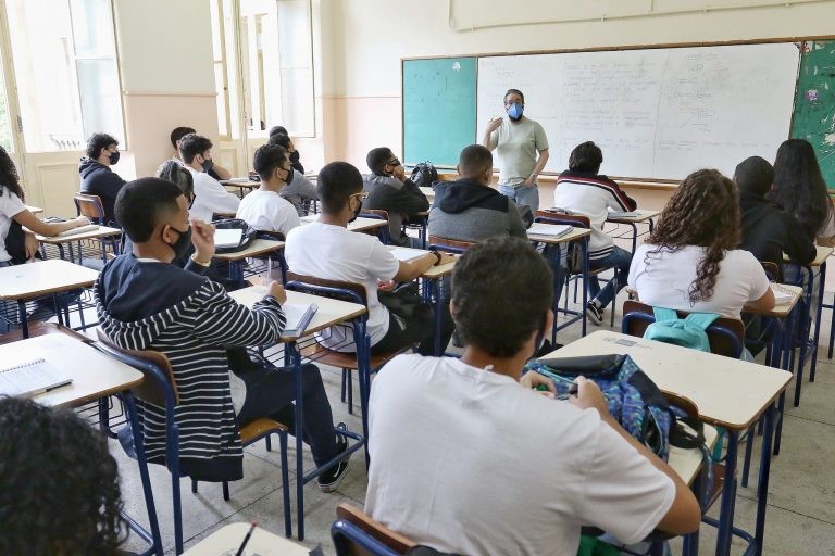 Combate ao analfabetismo também é tratado de maneira diferente nos dois textos - (Foto: Uanderson Fernandes/Ascom – Seeduc-RJ)