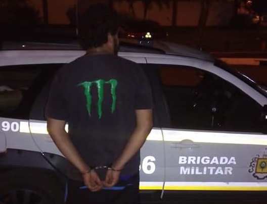 Homem foi preso no bairro Pinheiro (Foto: Divulgação/Brigada Militar)