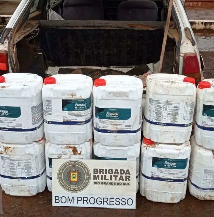 Homem e os produtos estrangeiros apreendidos foram encaminhados à Polícia Federal em Santo Ângelo (Foto: Divulgação | BM)