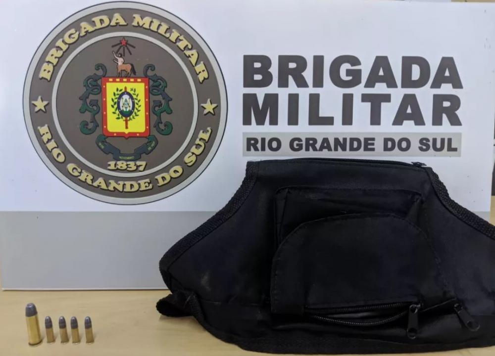 Foram apreendidas cinco munições de calibre 22 e uma munição de calibre 38 (Foto: Divulgação | BM)