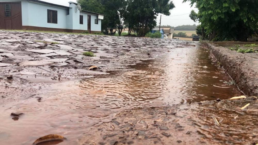 No domingo (3/4), o deslocamento de uma área de baixa pressão vai provocar chuva em todas as regiões (Foto: Diones Roberto Becker)