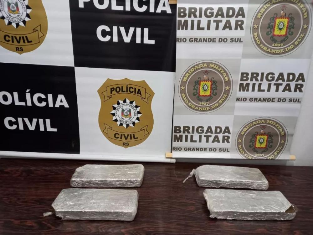 Na ação, os agentes policiais apreenderam quatro tijolos de maconha, que totalizaram 3,3 quilos (Foto: Divulgação | BM)