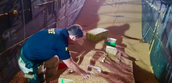 Droga estava escondida em meio a uma carga de soja (Foto: PRF/Divulgação)