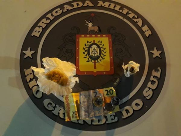 Com o menor foram apreendidas mais de dez gramas de crack, 1,2 gramas de maconha e R$ 24,00 em moeda corrente (Foto: Divulgação/BM)