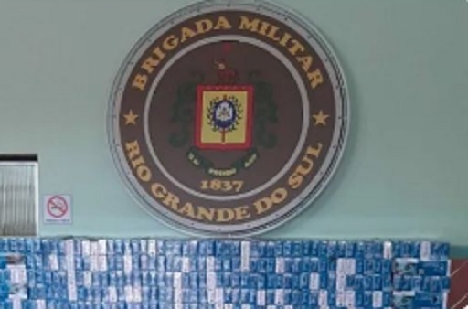 Pacotes de cigarros de origem estrangeira foram apreendidos na localidade de Esquina Boa Vista (Foto: Divulgação | BM)