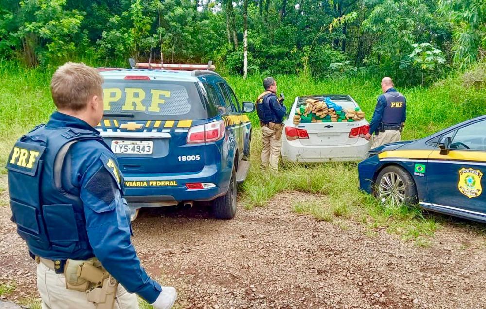 Droga era transportada em um GM Cruze que foi localizado no bairro Petrópolis (Foto: Divulgação | PRF) 