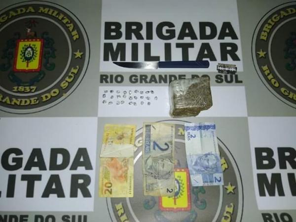  Foram apreendidos 26 pedras de crack, 01 tijolo de maconha pesando 127 gramas, 02 telefones celulares e R$ 24,00 em moeda corrente - Foto: Brigada Militar