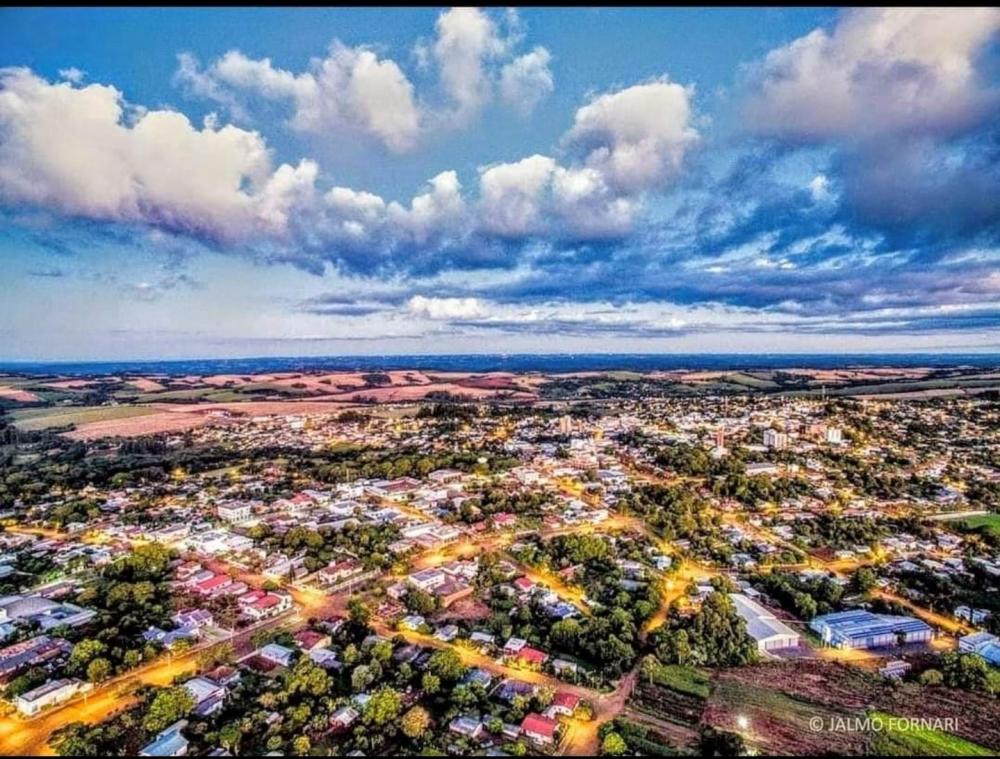 Atualmente a iluminação pública de Tenente Portela é feita por lâmpadas comuns (Foto: Jalmo Fornari)