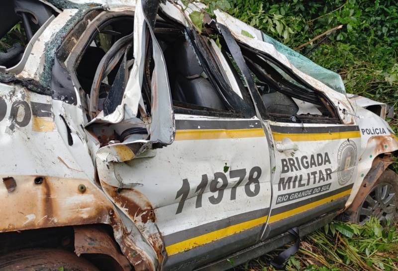 (Viatura da PM envolvida no acidente. Foto: Divulgação/PRF)