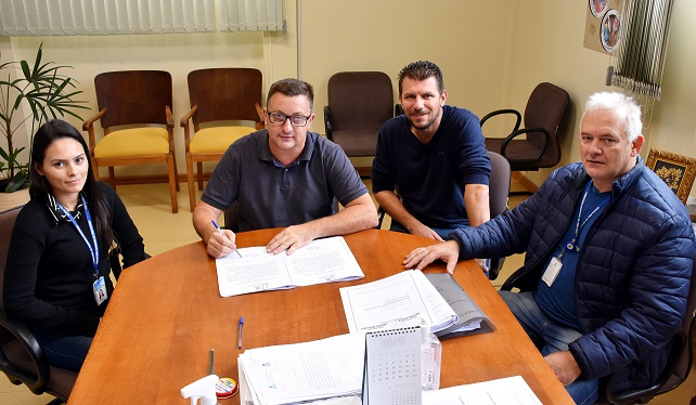 Prefeito Arlei Tomazoni já assinou o termo que autoriza o início do processo das licitações (Foto: ASCOM | Três Passos)
